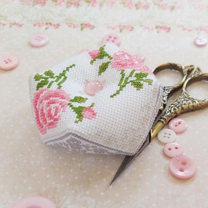 ZU 10335 Cross stitch kit - Pincushion - biscourn - Roses