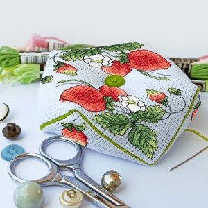 ZU 10334 Cross stitch kit - Pincushion - biscourn - Sweet strawberries